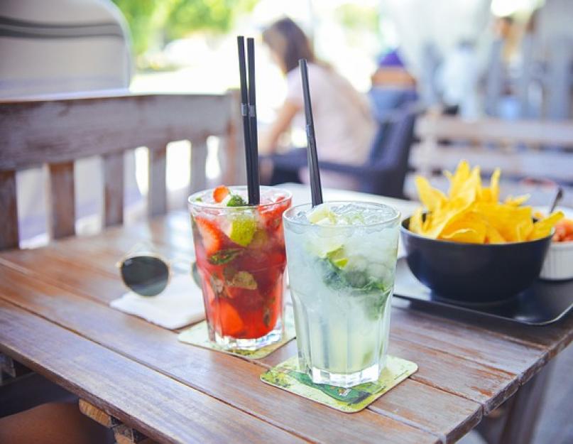 Cocktail d'été à la maison.  Thé sucré avec du soda.  Cocktails de baies rafraîchissants