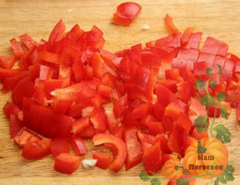 Заготовка овощей. Острый перец в томатной заливке Перец, маринованный целиком с чесноком и зеленью