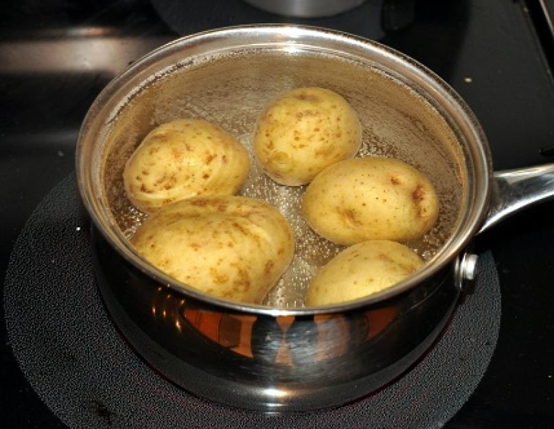 Картошка на шампурах с солью. Картошка с салом на мангале от сталика ханкишиева. Шашлычки из картофеля и ветчины