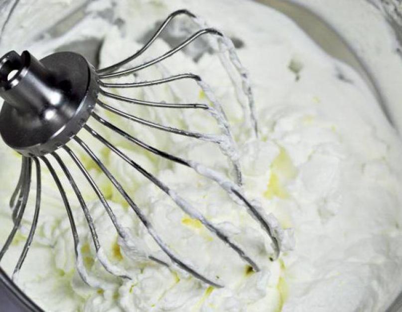 Простой крем для пирога в домашних условиях. Украшаем торт сливочным кремом. Как приготовить белковый крем для украшения торта в домашних условиях