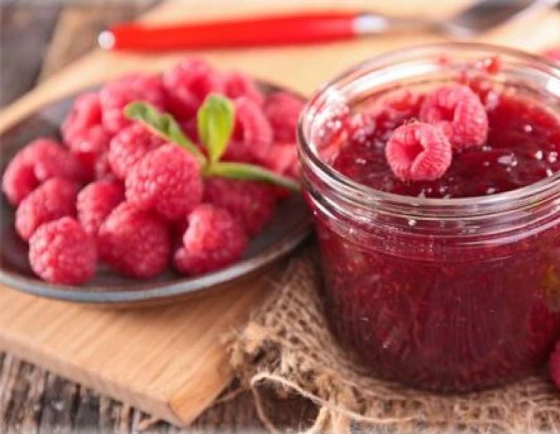 Raspberry paradise. Малиновое варенье жидкое. Малиновое варенье рецепт. Малиновое варенье от простуды. Микстура из малины.