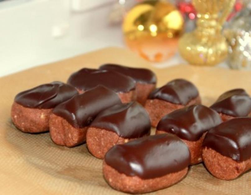 Génoise au chocolat avec glaçage au chocolat.  Le glaçage blanc est une décoration chic pour les pâtisseries.  Préparez-vous à la maison et décorez tous les produits de confiserie avec un glaçage blanc.  Gâteaux au glaçage blanc « Royal Feast »