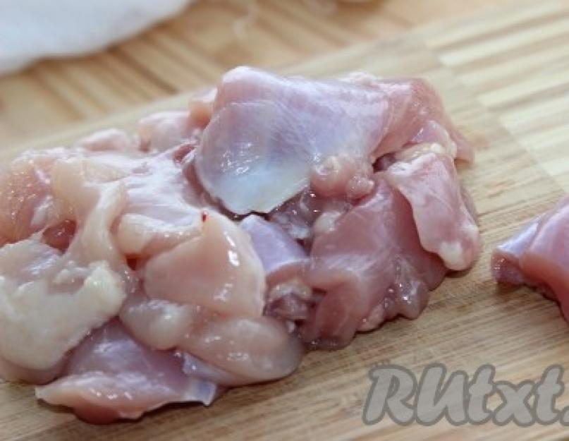 Tourte au poulet au four à base de pâte feuilletée.  Tourte au poulet fermée à base de pâte feuilletée.  Pour ceux qui décident de faire de la pâte feuilletée à la maison