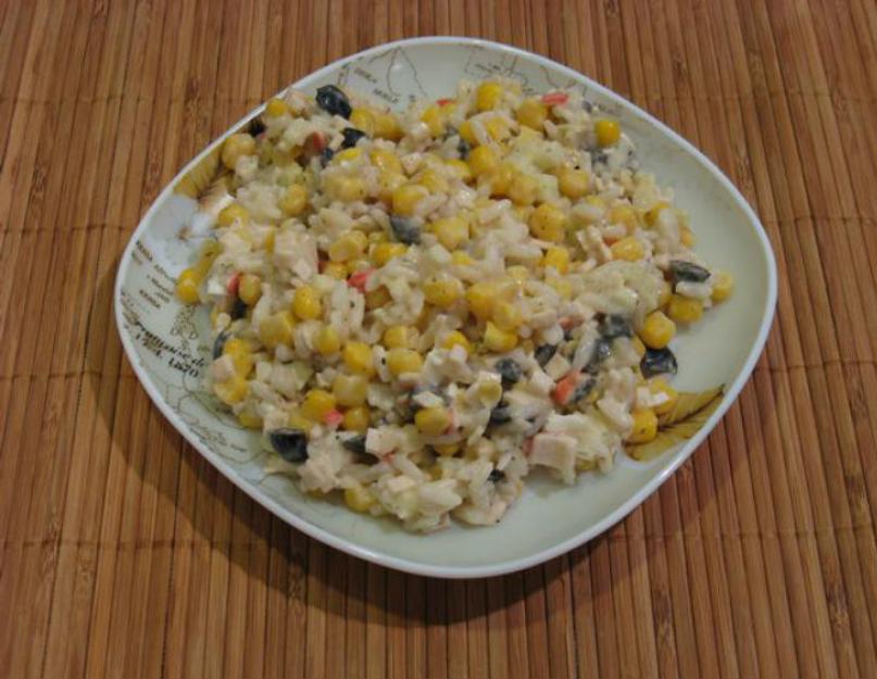 Салаты из кукурузы рецепты. Салат с кукурузой и морепродуктами. Курица кукуруза и макароны