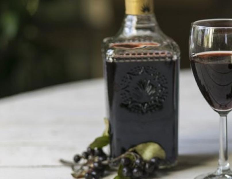 Faites cuire le vin d'aronia.  Ingrédients nécessaires pour un vin fait maison de haute qualité à partir d'aronia frais.  Vin d'aronia fortifié aux arômes d'épices