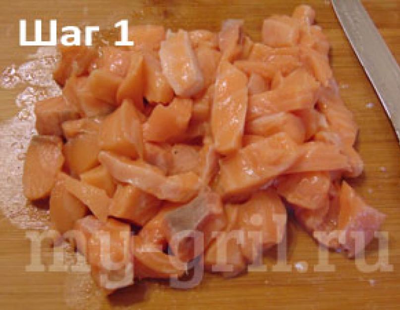 ماهی در خامه با پاستا.  ماکارونی خوشمزه با ماهی سفید در سس خامه ای.  پاستا با ماهی سالمون در سس خامه ای.  آماده سازی مرحله به مرحله