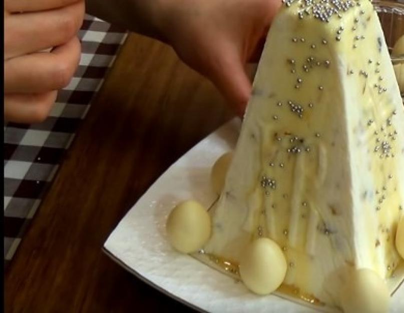 Recette de Pâques facile à partir de fromage cottage recette étape par étape.  Pâques aux jaunes durs.  Une recette simple pour Pâques ordinaire avec de la gélatine pour la maison