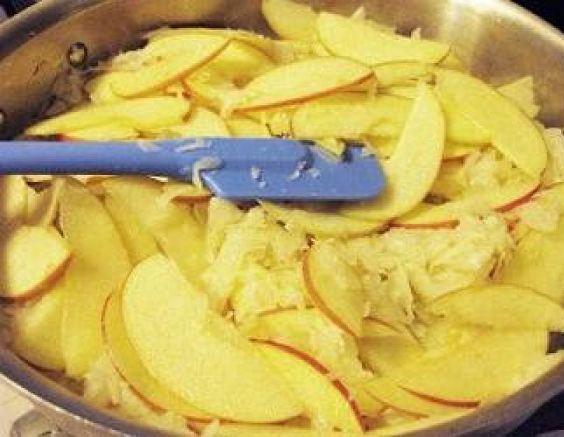 Recette de pommes trempées en bocaux avec du chou.  Pommes marinées dans un tonneau, un pot, une poêle.  Quels fruits conviennent pour préparer des collations ?