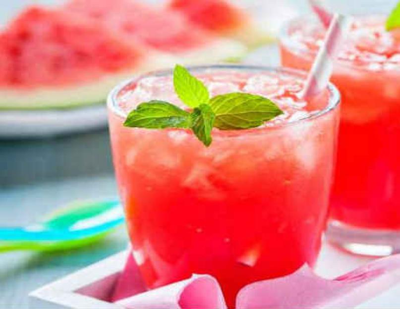 сок погружным блендером. освежающие напитки. выжить сок. выжимание сока. рука выжимает лимон.