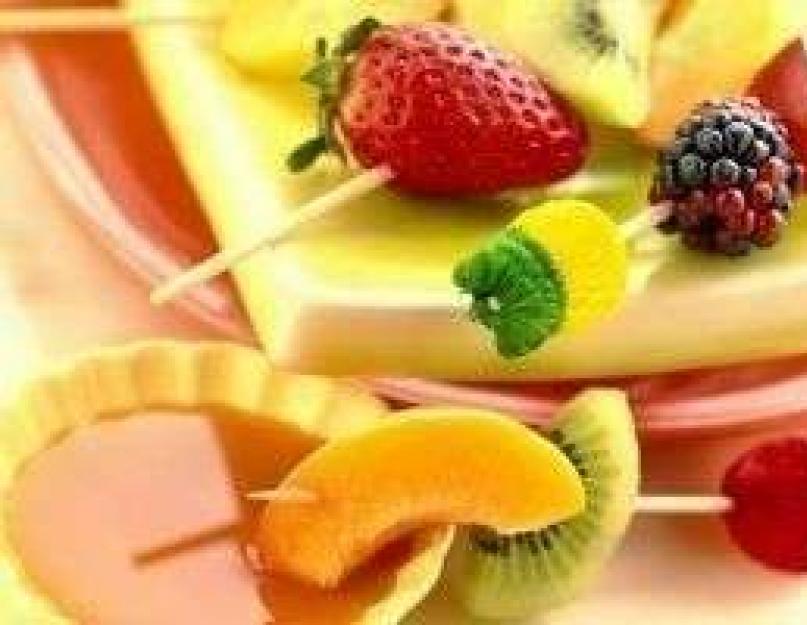 Canapé aux fruits pour l'anniversaire des enfants.  Canapés simples et délicieux en brochettes pour la table de fête - recettes photo.  Canapés aux fruits, canapés au fromage, canapés à la viande, sandwichs des fêtes