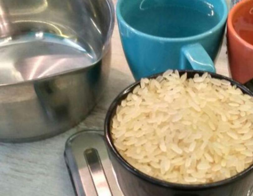 Сколько варится пропаренный рис. Как варить пропаренный рис рассыпчатым в кастрюле. Варить рис пропорции воды и риса рассыпчатым в кастрюле. Как сварить рассыпчатый рис. Положи в кастрюлю стакан риса.