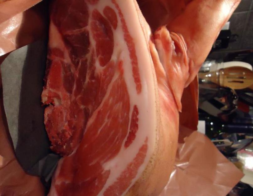 Рецепт приготовления мясо с головы свиньи. Мясную закуску - прессованное мясо. Рулет с морковью