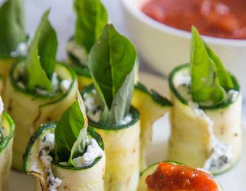 Rouleau de courgettes au fromage et à l'ail.  Rouleaux de courgettes au fromage et à l'ail.  Grand rouleau festif à la viande hachée