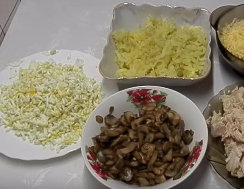 Салаты к новогоднему столу. Видеорецепт «Салат «Гранатовый браслет» с грибами и курицей». Холодная закуска на праздничный стол «Мандаринки»