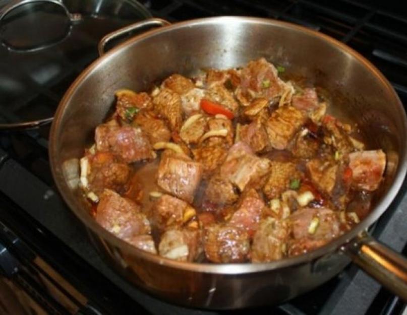 Тушеное мясо говядина рецепт. Как приготовить сочную говядину на сковороде. Говядина тушеная - подготовка посуды