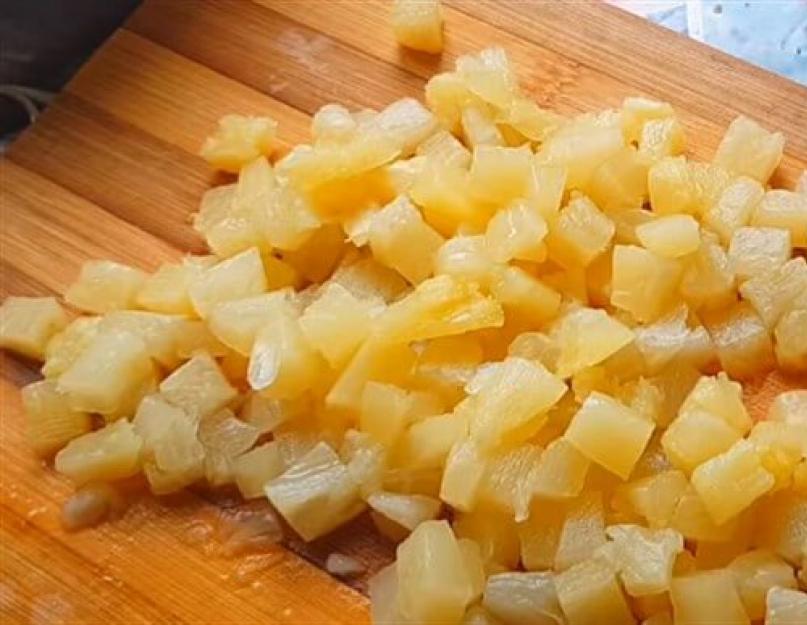Салат вареная курица с ананасом рецепт классический. Салат ананасовый слоеный. Салат с куриной грудкой, ананасом и грибами