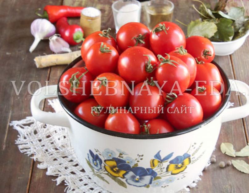 Recette rapide de tomates légèrement salées à l'ail.  De délicieuses tomates légèrement salées en casserole, pot de trois litres et sachet : des recettes de cuisine rapides.  Recette classique pour une collation rapide aux légumes en pot