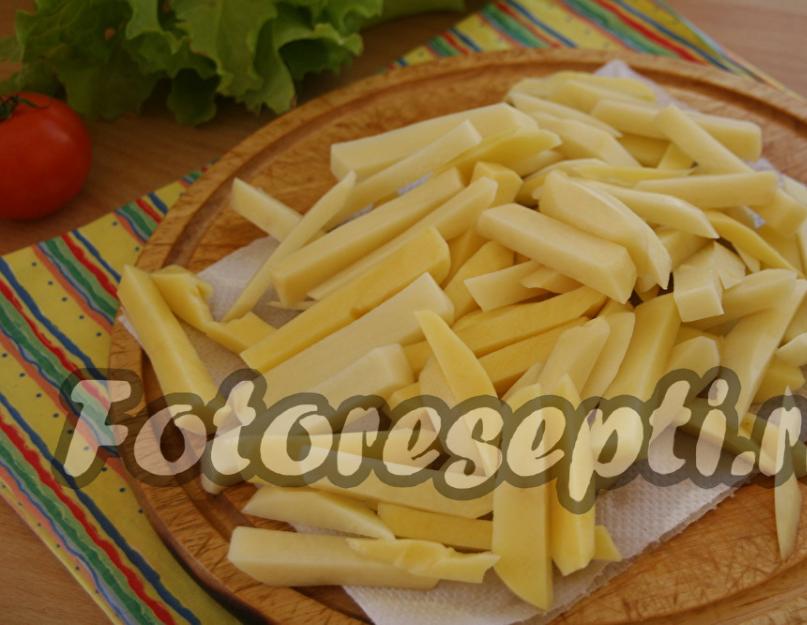 Pommes de terre sautées avec croûte.  Délicieuses pommes de terre frites avec de la crème sure et des champignons.  Pommes de terre sautées à la viande