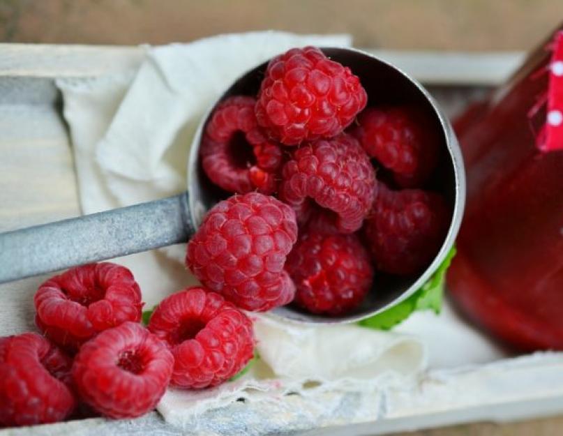 Thé aux framboises séchées.  Thé de branches de framboisier.  Les framboises dans le traitement du rhume