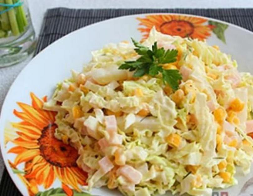 Салат с кальмарами и кукурузой. Салат с капустой ветчиной и кукурузой. Пекинская капуста с ветчиной и кукурузой. Салат с пекинской капустой и ветчиной, кукурузоц ветчин. Салат из пекинской капусты с кукурузой и ветчиной и яйцом.