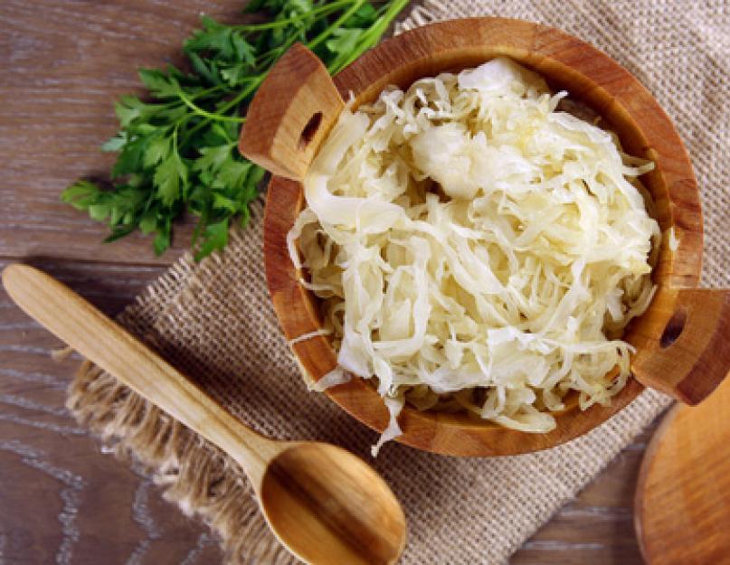 Chou en conserve sans stérilisation.  Recette traditionnelle de choucroute en bocal.  Chou-fleur roulé