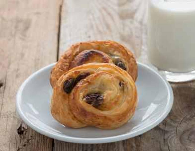 Petits pains aux raisins français.  Petits pains en pâte feuilletée