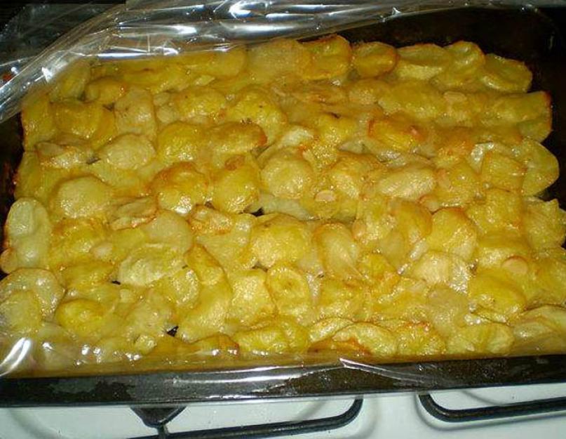 Запеченный картофель на противне. Как приготовить вкусную картошку в духовке