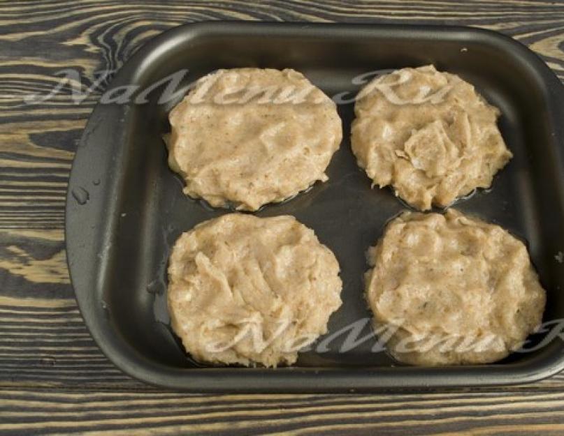 Des tas de viande hachée sous un manteau de fourrure au four - recette étape par étape avec photos.  