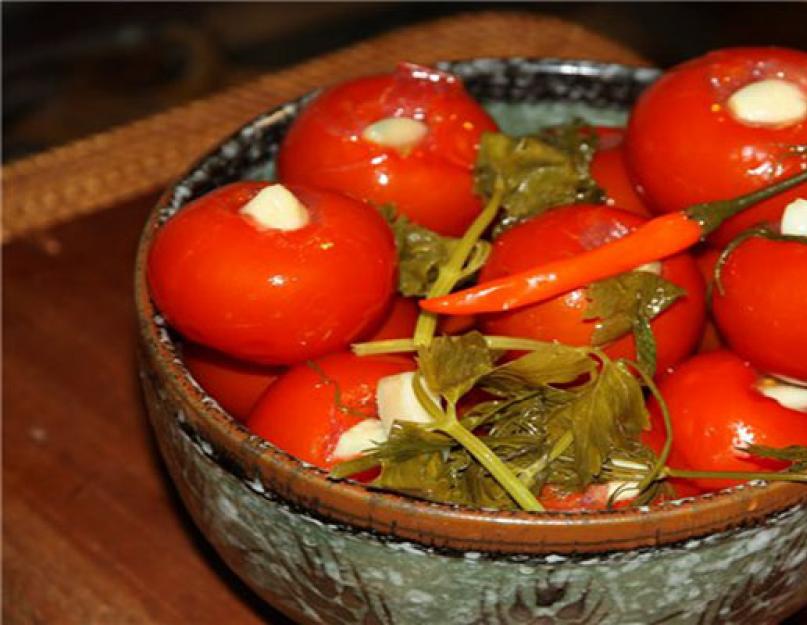 Приготовление помидоров с чесноком внутри на зиму. Рецепт мариновки солёных помидоров на зиму с чесноком внутри