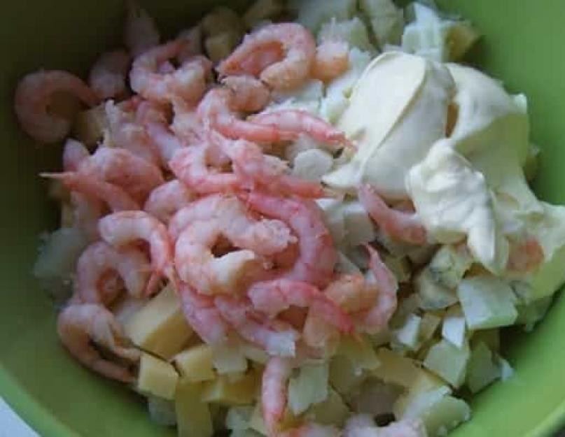 Mga recipe para sa pinakamasarap na salad na may hipon at pusit.  Salad na may hipon, pulang isda at pusit Hipon at pusit salad