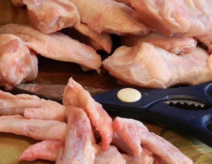 Куриные крылышки на противне. Как приготовить хрустящие куриные крылышки в духовке: рецепт с фото