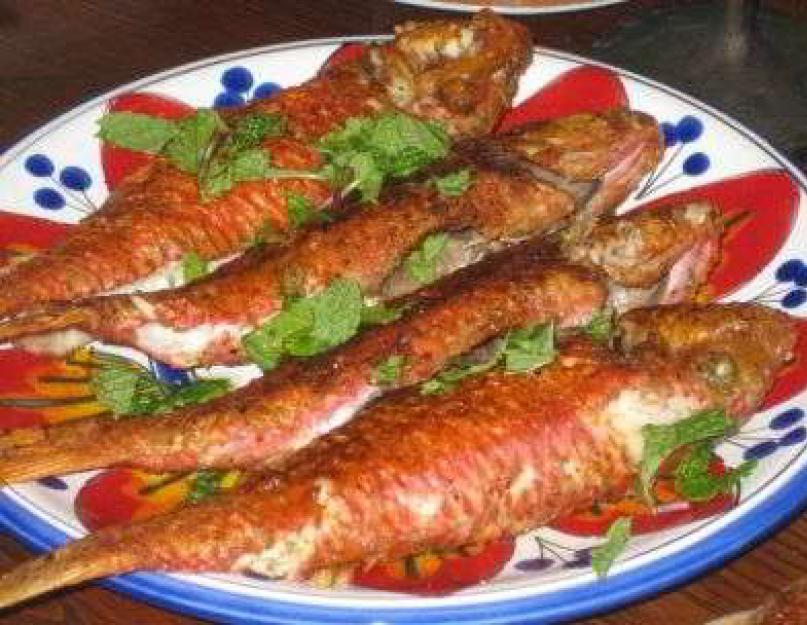 Рыба султанка как приготовить. Запеченная барабулька с помидорами и чесноком. Рецепт барабульки в духовке