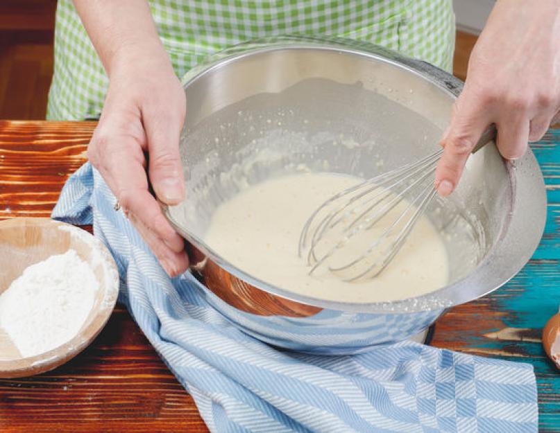 Come fare i pancake con i buchi.  Cuociamo frittelle di lievito con il latte.  Video ricetta per preparare frittelle traforate
