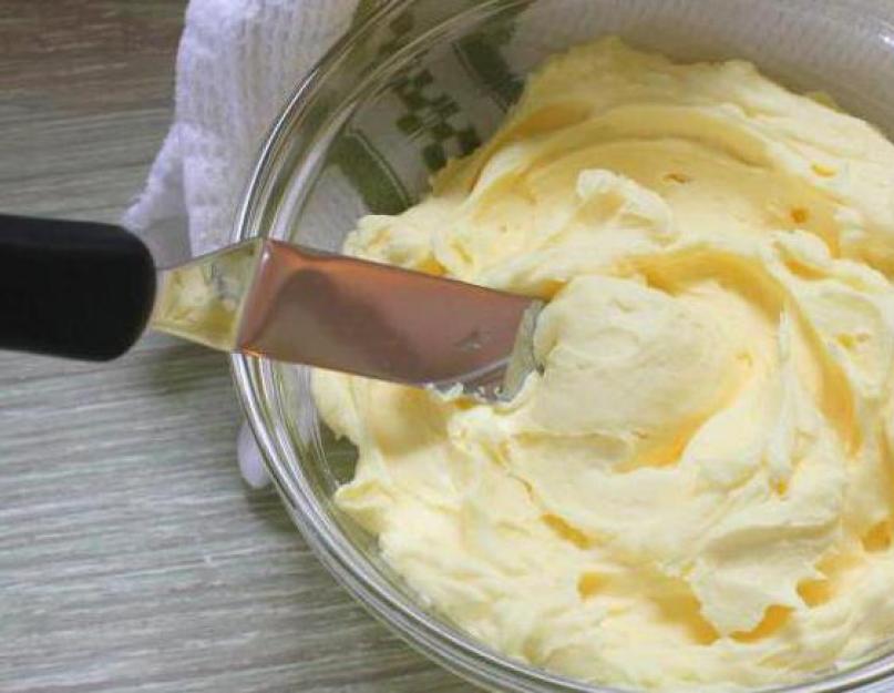 Délicieuse crème à l'orange pour le gâteau.  Crème anglaise à l'orange.  Ingrédients pour le gâteau aux carottes à la crème d'orange