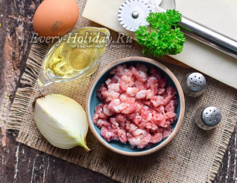 De délicieuses boulettes de viande.  Plat de viande pour la table du Nouvel An.  Au porc et au foie