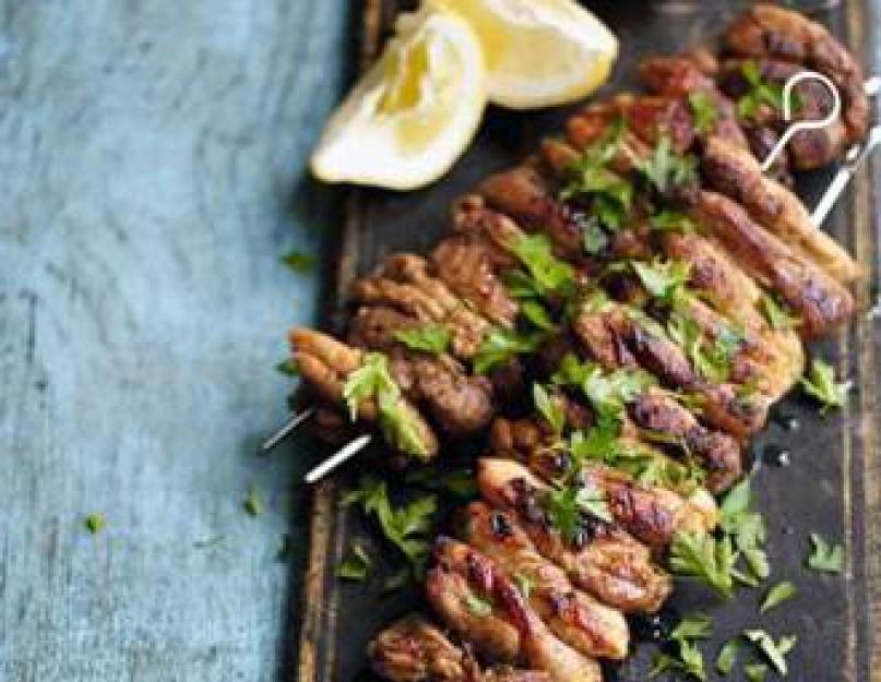 Les délicieuses brochettes de cuisses de poulet sont mes recettes préférées.  Comment faire mariner les cuisses de poulet et les faire griller