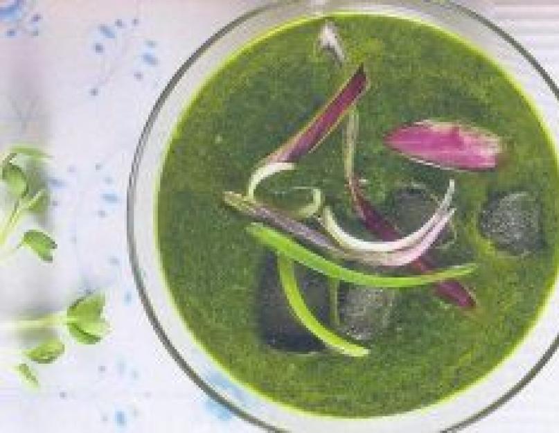 Recettes faibles en calories pour la soupe à la crème d'épinards.  Recette étape par étape pour une soupe crémeuse aux épinards.  Ingrédients et ustensiles de cuisine