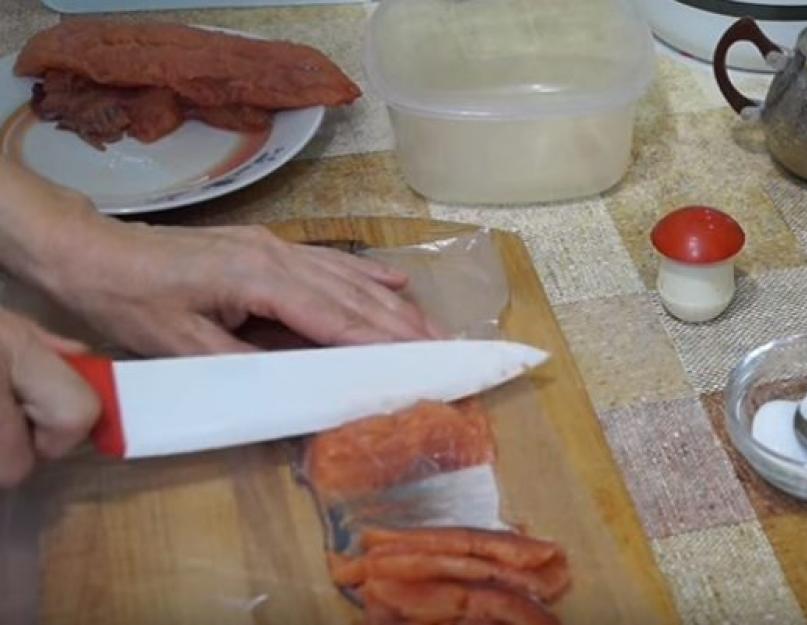 Соленая горбуша в домашних условиях рецепт кусочками. Как засолить горбушу дома – базовый рецепт с пошаговыми фото