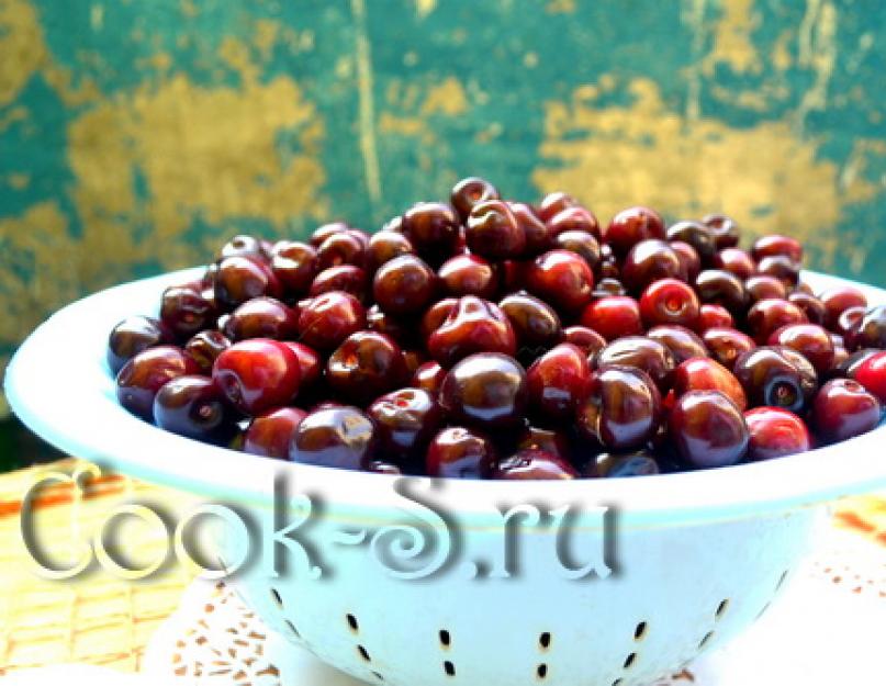 Cerises dénoyautées dans leur jus pour l'hiver.  Nous apprenons à conserver les cerises dans leur jus de différentes manières.  Technologie de base pour récolter les cerises dans leur propre jus à la maison