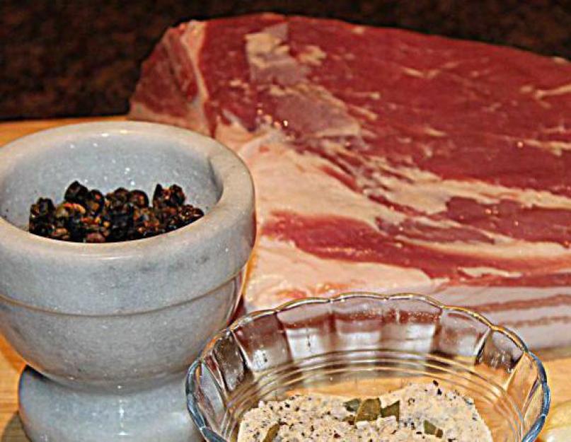 Recette pour saler le saindoux de porc frais.  Comment mariner le saindoux pour qu'il soit doux et tendre, et surtout savoureux ?  Saler le saindoux à la maison