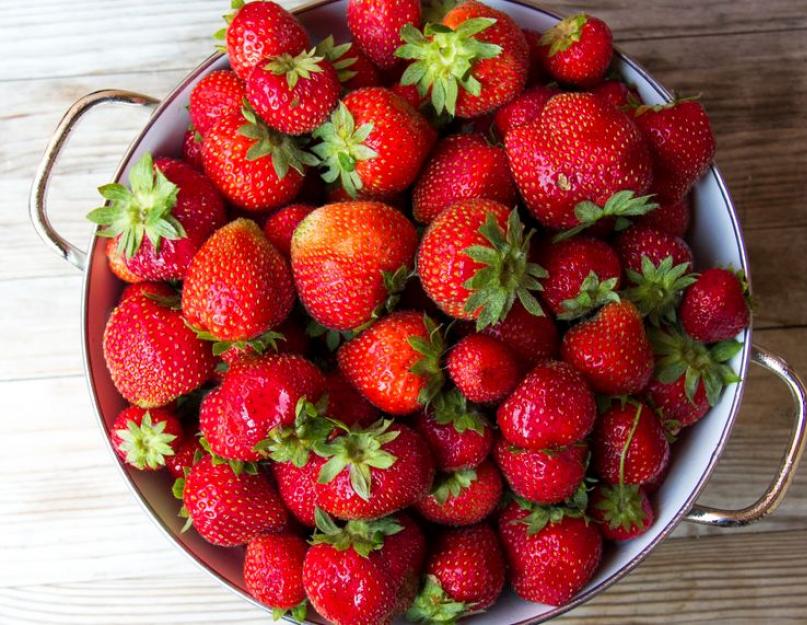 Comment faire de la confiture de fraises ?  Confiture de fraises - recette avec photo.  Caractéristiques de la fabrication de confiture de fraises.  Confiture de fraises mûres aux baies entières