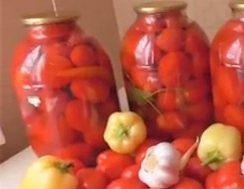 Tomates douces pour 1 litre.  Les tomates marinées sucrées sont prêtes.  Ingrédients pour préparer des tomates douces en bocaux pour l'hiver