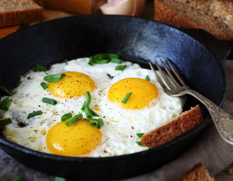 Quelle huile pour cuire des oeufs brouillés.  Comment faire frire un œuf brouillé ordinaire dans une casserole.  Les avantages et les inconvénients du plat.  Comment rendre les aliments frits pas malsains