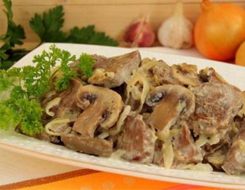 Lengua en salsa de champiñones.  Lengua de ternera con champiñones.  Lengua en salsa cremosa con nueces