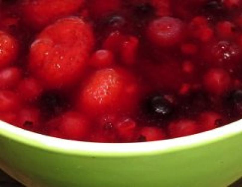 Как готовить компот из замороженных ягод. Как варить компот из замороженных ягод: пропорции и время варки