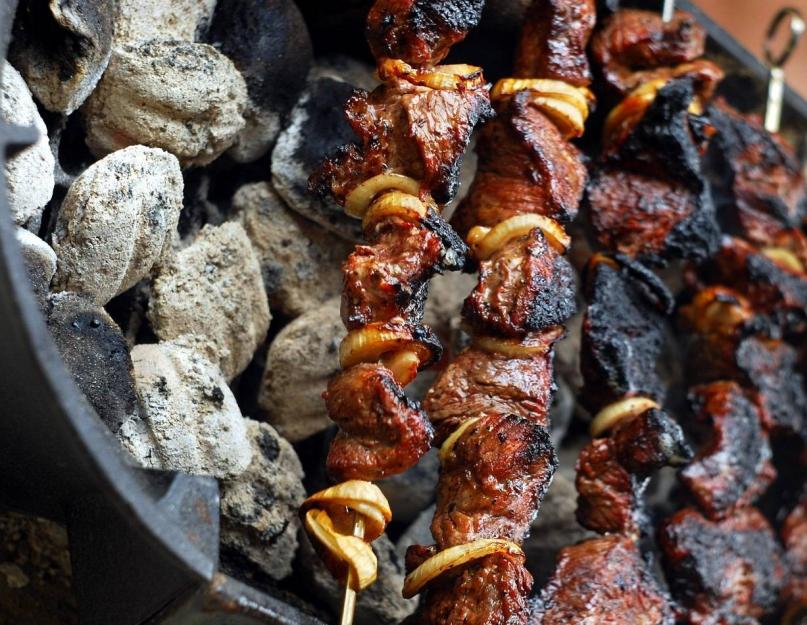 Qual è il modo migliore per cucinare lo shish kebab?  In una manica da forno.  Il classico shish kebab di agnello è un piatto per la tavola festiva