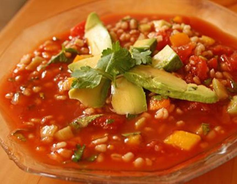 Gazpacho vyrobené z čerstvých paradajok a papriky.  Príprava gazpacho.  Postup