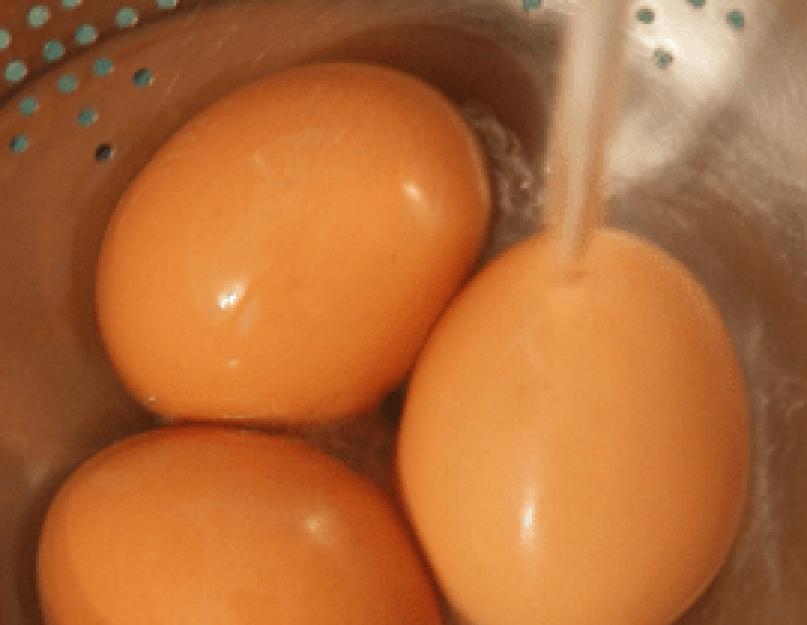 Yumurtalar çatlamadan nasıl haşlanır?  Haşlanmış yumurtalar çatlamadan nasıl pişirilir?  Yeşilliklerle mermer rengi