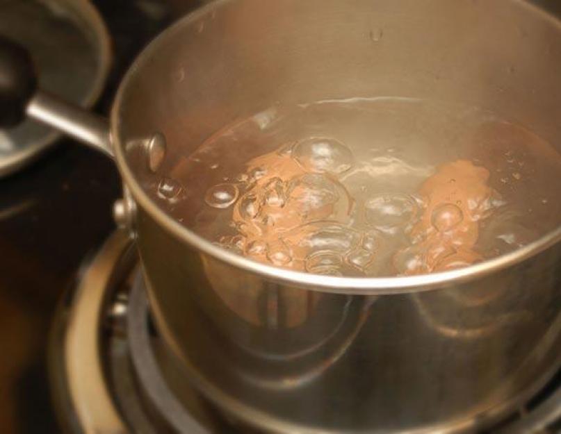 Сколько времени кипят сосиски. Вареные сосиски в кастрюле. Сосиски в кипящей воде. Сосиски варятся в кипящей воде. Сосиски кипят в кастрюле.