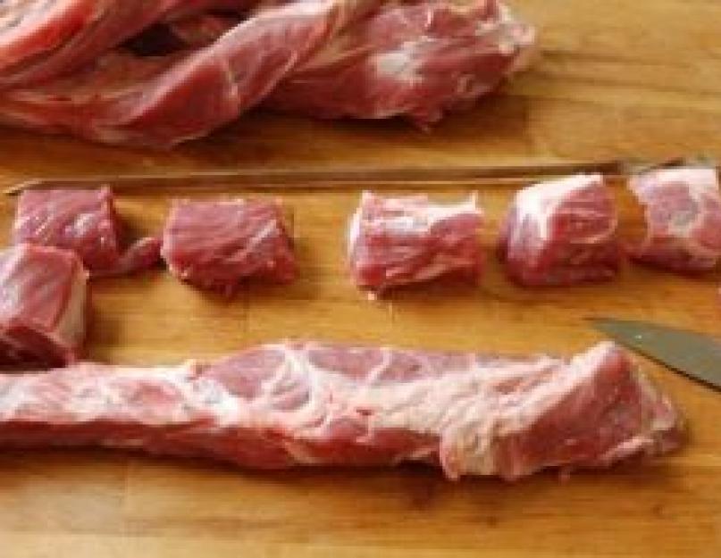 Как резать шею свинины на шашлык. Как приготовить правильный шашлык: пять важных моментов. Продолжаем выбирать мясо